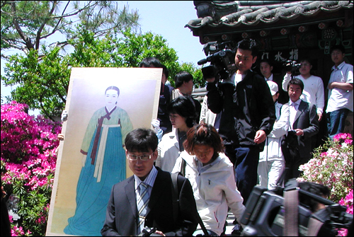 미인도 '논개'를 떼어낸 뒤 의기사 바깥으로 가져 나오고 있다. 